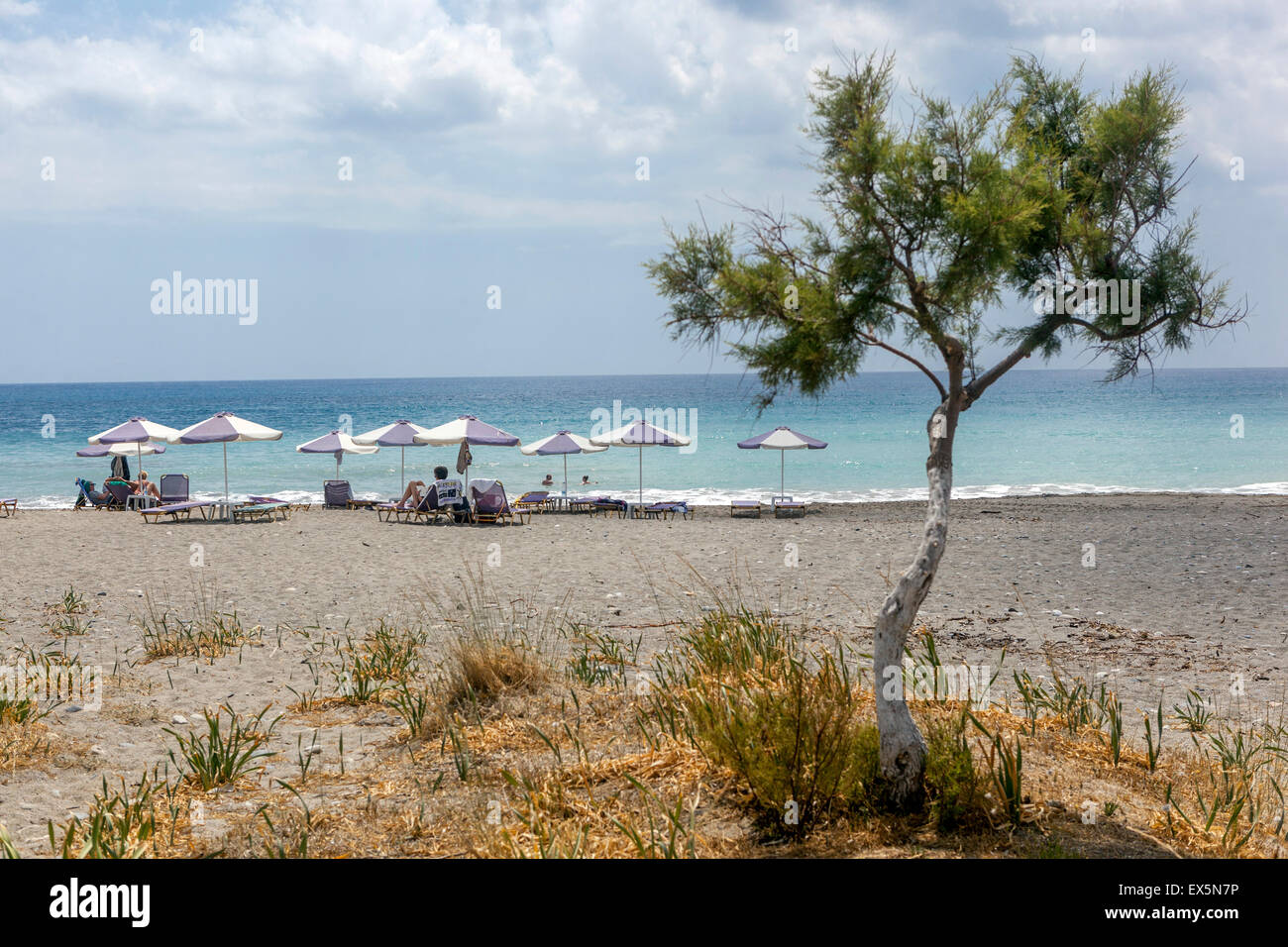Ruhige Landschaft Strand, Plakias, Südkreta Strand Griechenland Europa Urlauber unter Sonnenschirmen, am Meer Stockfoto