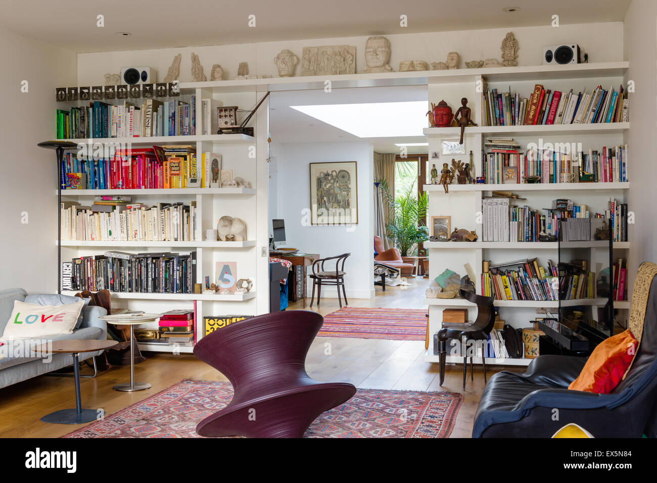 Runder Stuhl von Thomas Heatherwick im Salon mit eingebauten Buch Regal- und marokkanische Teppiche. Die geformte Köpfe sind von Eduard Stockfoto
