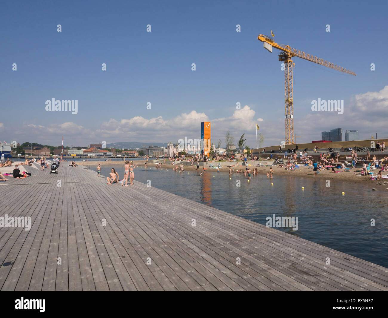Ein neue Innenstadt öffentlichen Strand mit Sand für die Kinder und große hölzerne Sonnendecks 2015 in Sorenga Oslo Norwegen eröffnet Stockfoto