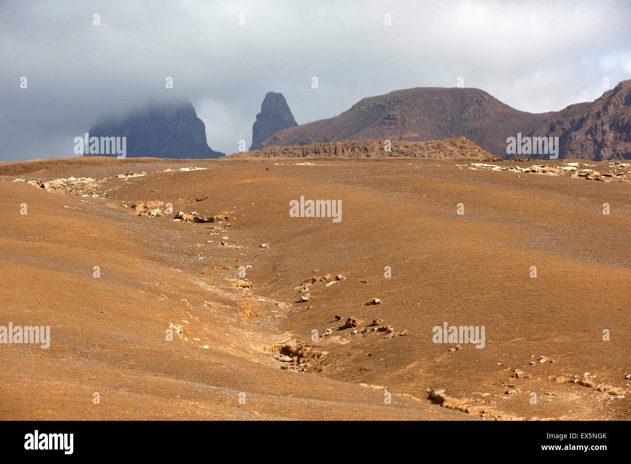 Aride Landschaft mit gelben Sand und vulkanischen Gipfeln auf der Insel São Nicolau, Kap Verde / Cabo Verde, Westafrika Stockfoto