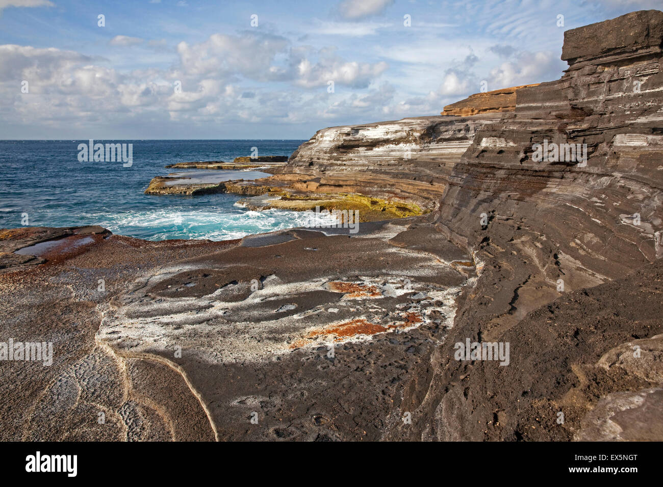 Erodierte Sandstein Felsformationen bedeckt mit Algen an der kargen felsigen Küste auf der Insel, São Nicolau, Kap Verde, Afrika Stockfoto
