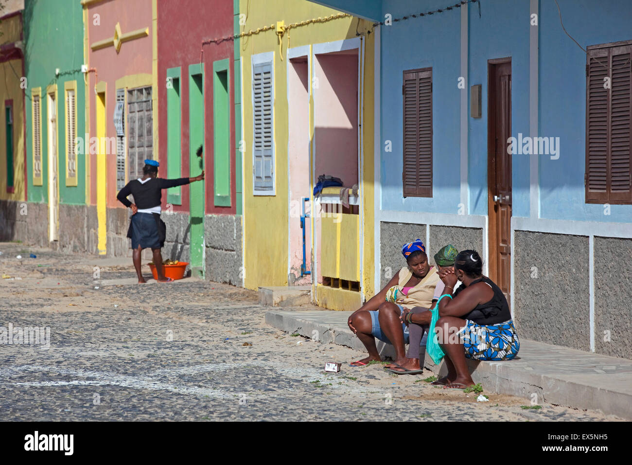 Kreolische Frauen reden vor Haustür in der Straße im Ort Sal Rei auf der Insel Boa Vista, Kap Verde / Cabo Verde, Afrika Stockfoto