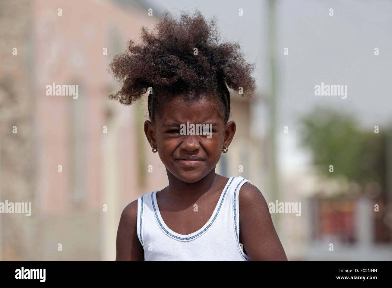 Nahaufnahme Portrait des kreolischen Mädchen mit krauses Haar auf der Insel Boa Vista, Kap Verde / Cabo Verde, Westafrika Stockfoto