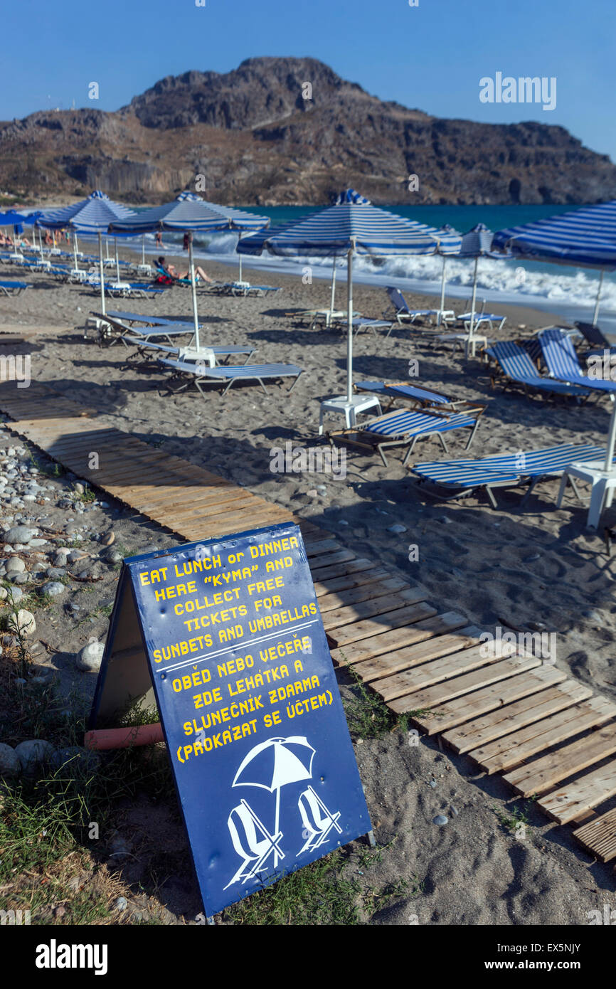 Strand, Plakias, Kreta, griechische Insel, Griechenland. Die Tschechisch-Englisch-Ankündigungen Stockfoto