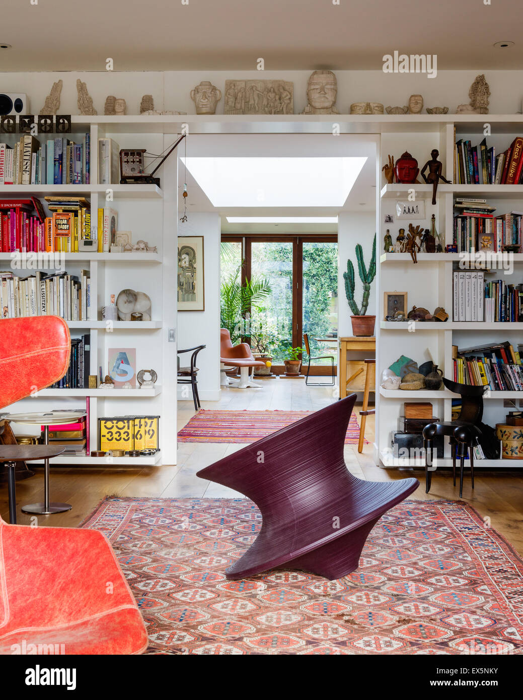 Runder Stuhl von Thomas Heatherwick im Salon mit eingebauten Buch Regal- und marokkanische Teppiche. Die geformte Köpfe sind von Eduard Stockfoto