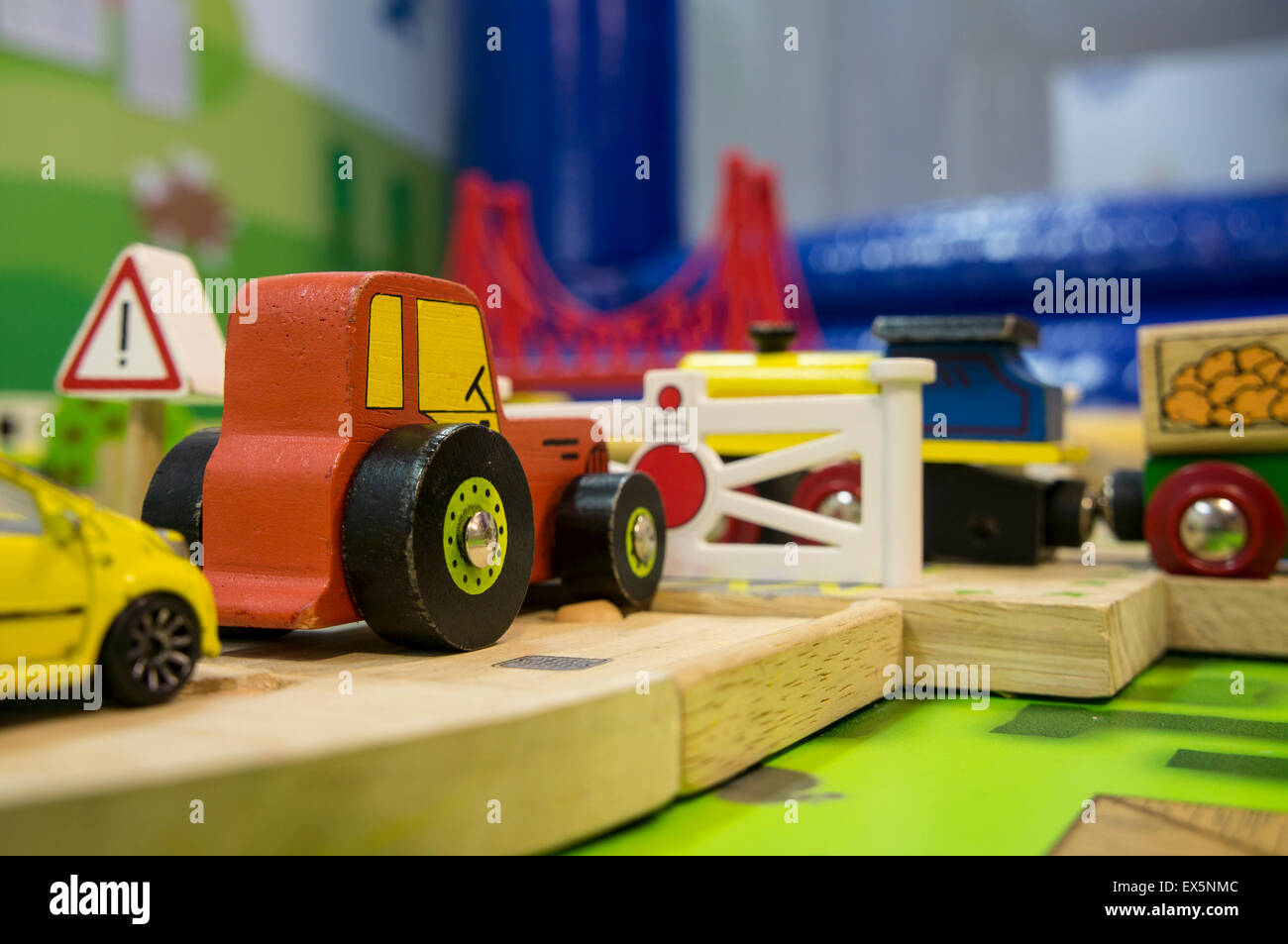 Kind spielen Spielplatz Kinder Verkehr Zug Auto Automobil