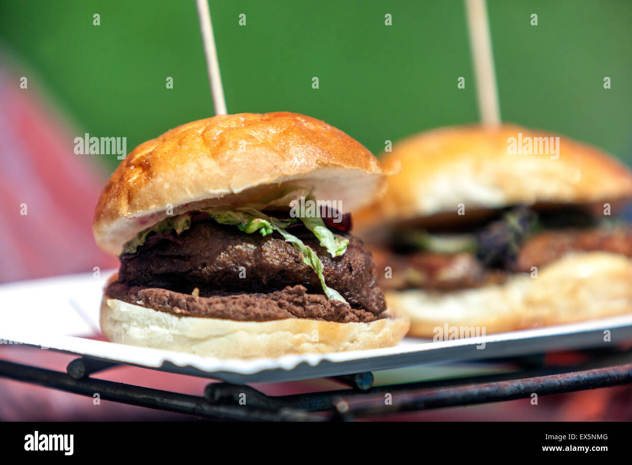 Zwei Fleischburger auf einem Stock, Take Away Burger Stockfoto