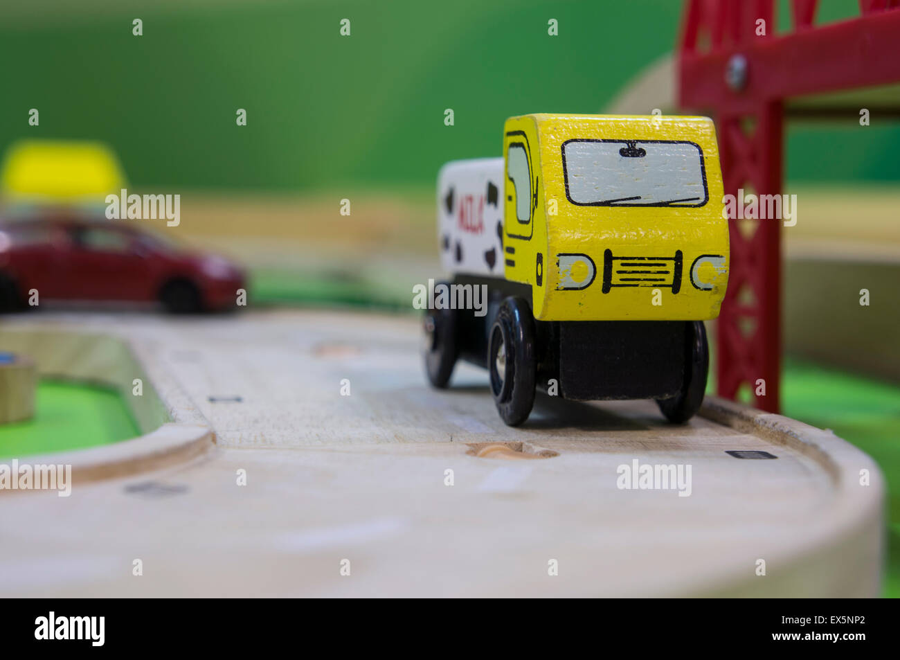 Kind spielen Spielplatz Kinder Verkehr Zug Auto Automobil Stockfoto