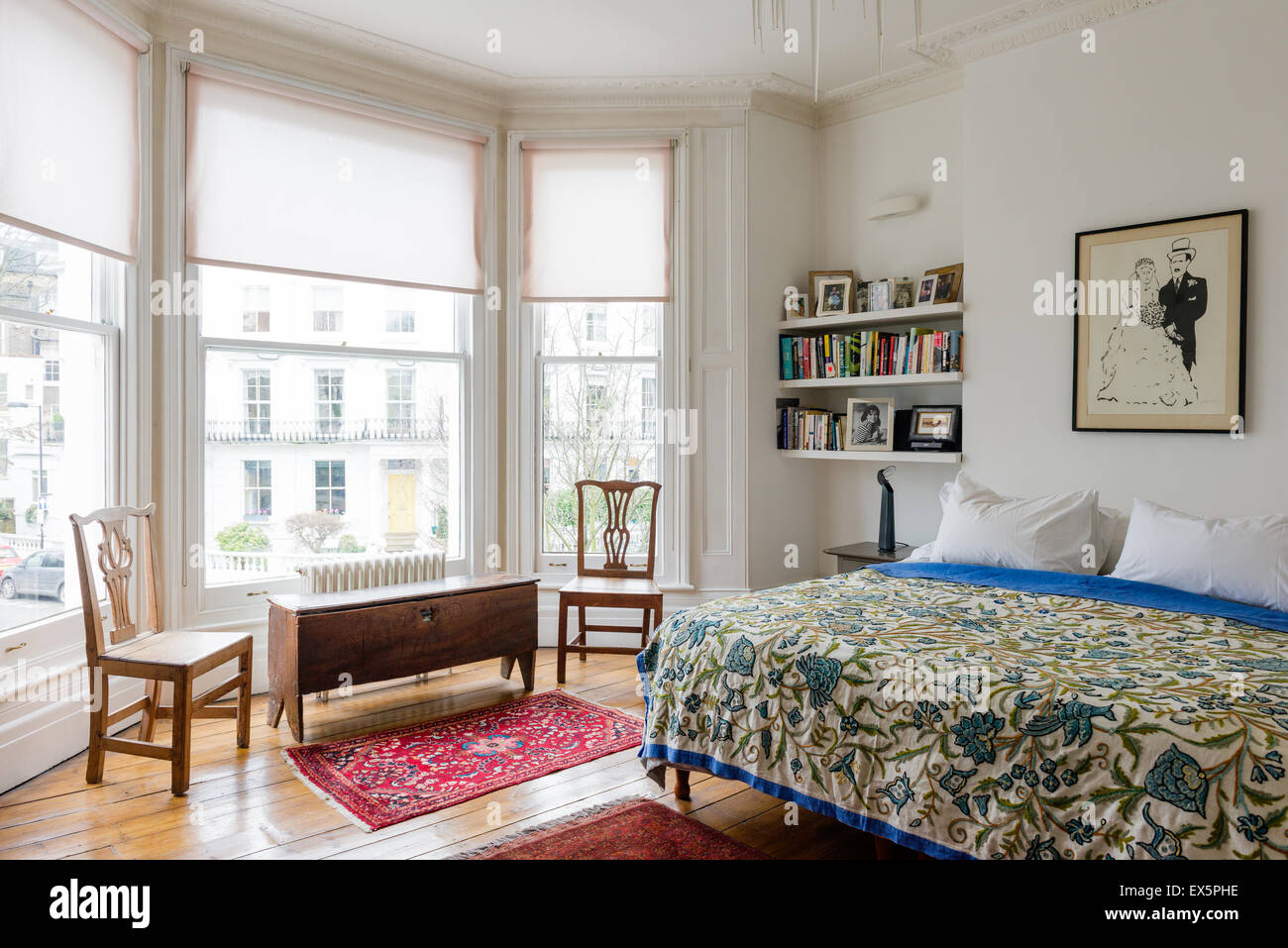 Paar Stühle & Kunsthandwerk im Schlafzimmer mit Crewelwork Decke und Boden bis zur Decke reichenden Fenster Stockfoto