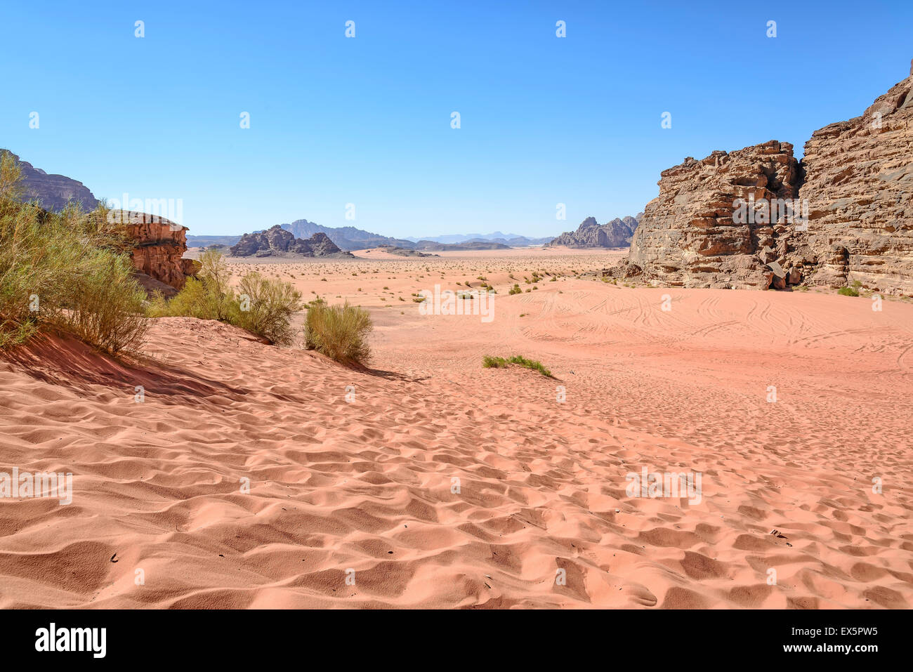 Blick auf die Wüste Wadi Rum in Jordanien. Wadi Rum ist ein Tal in den Sandstein und Granit Felsen im Süden Jordaniens geschnitten. Stockfoto
