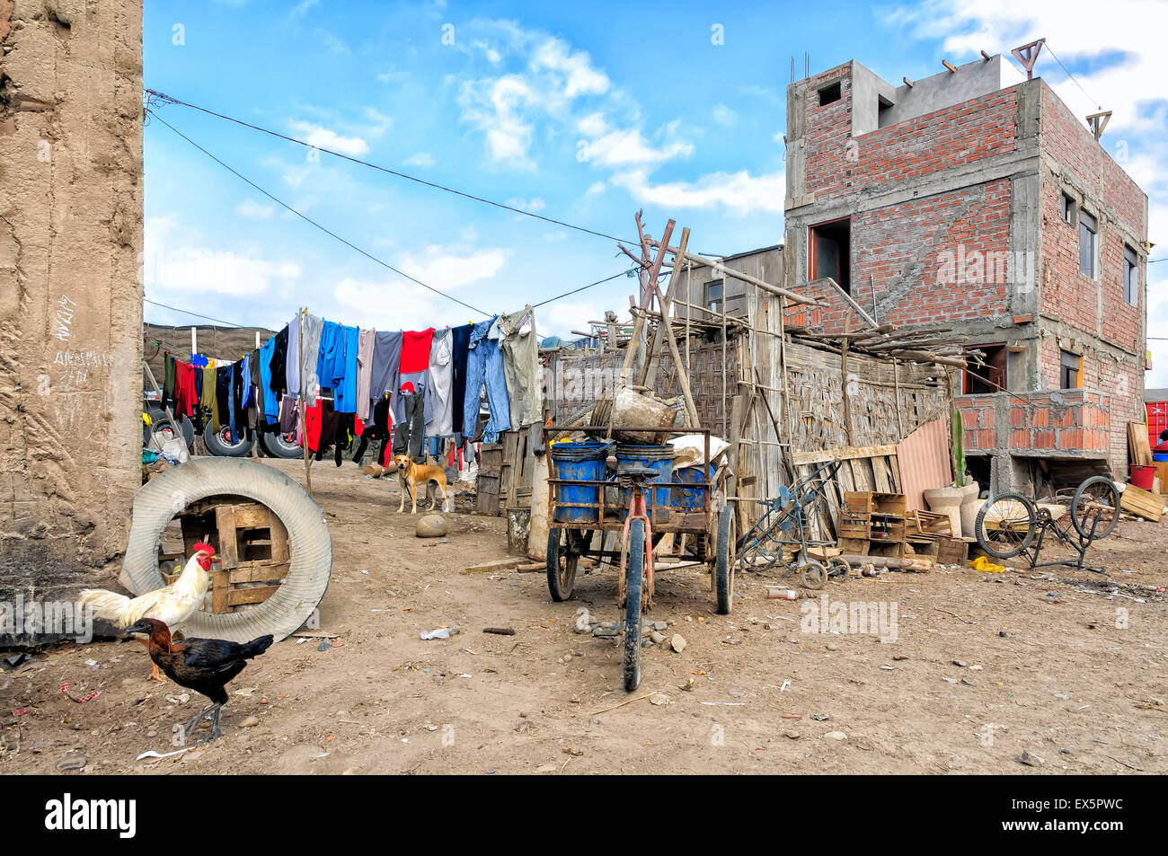 Yauca, Peru - 18. August 2010: Blick auf kleine Siedlung im Yauca Bezirk. Stockfoto