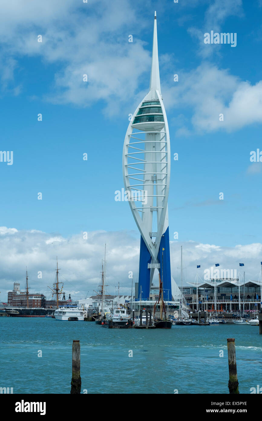 Der Turm neu lackiert Spinaker umbenannt Emirates Spinnaker Tower nach blau gemalt Stockfoto