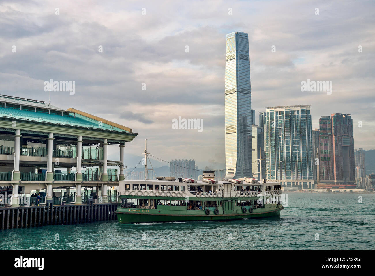 Fähre im Hafen von Victoria, Hong Kong, mit ICC Tower im Hintergrund Stockfoto