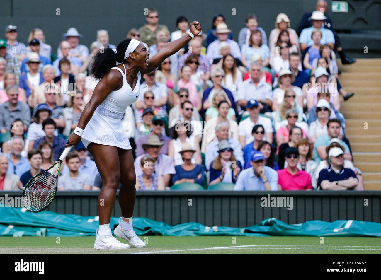 Wimbledon, Großbritannien. 7. Juli 2015. Das Tennisturnier von Wimbledon. Damen Einzel Viertel Finale zwischen topgesetzte Serena Williams (USA) und 23. Saatgut Victoria Azarenka (BLR). Serena Williams feiert einen wesentlichen Punkt Credit: Action Plus Sport/Alamy Live News Stockfoto