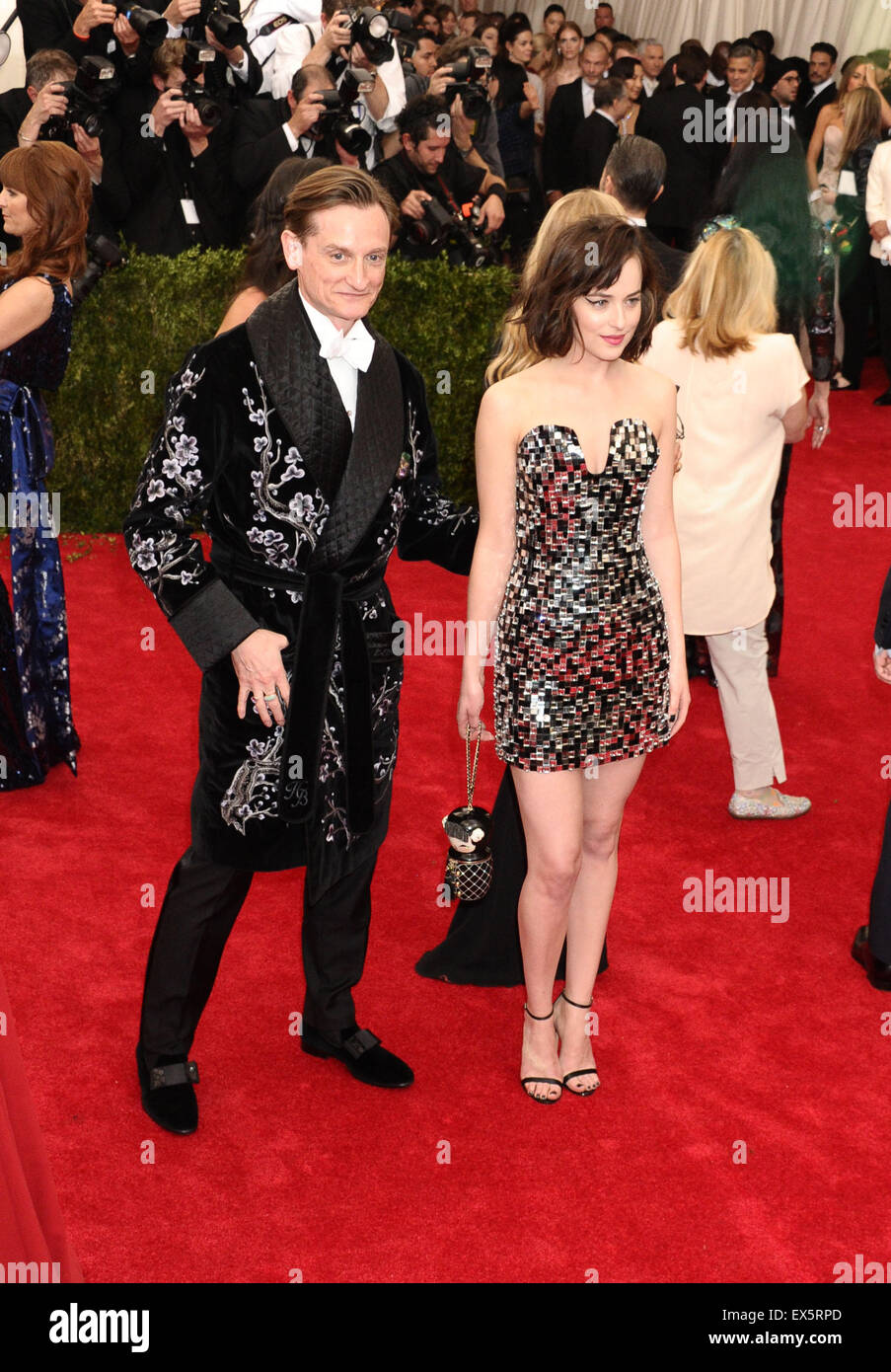 2015 traf Gala - Ankünfte mit: Hamish Bowles, Dakota Johnson wo: Manhattan, New York, Vereinigte Staaten, wann: 5. Mai 2015 Stockfoto