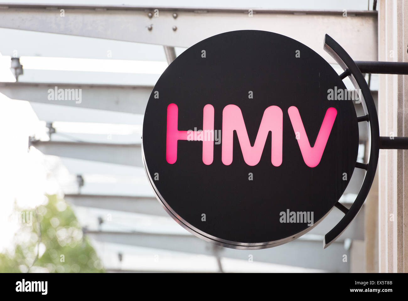 HMV-Zeichen auf der Außenseite einer Filiale in Cardiff, Wales. Stockfoto