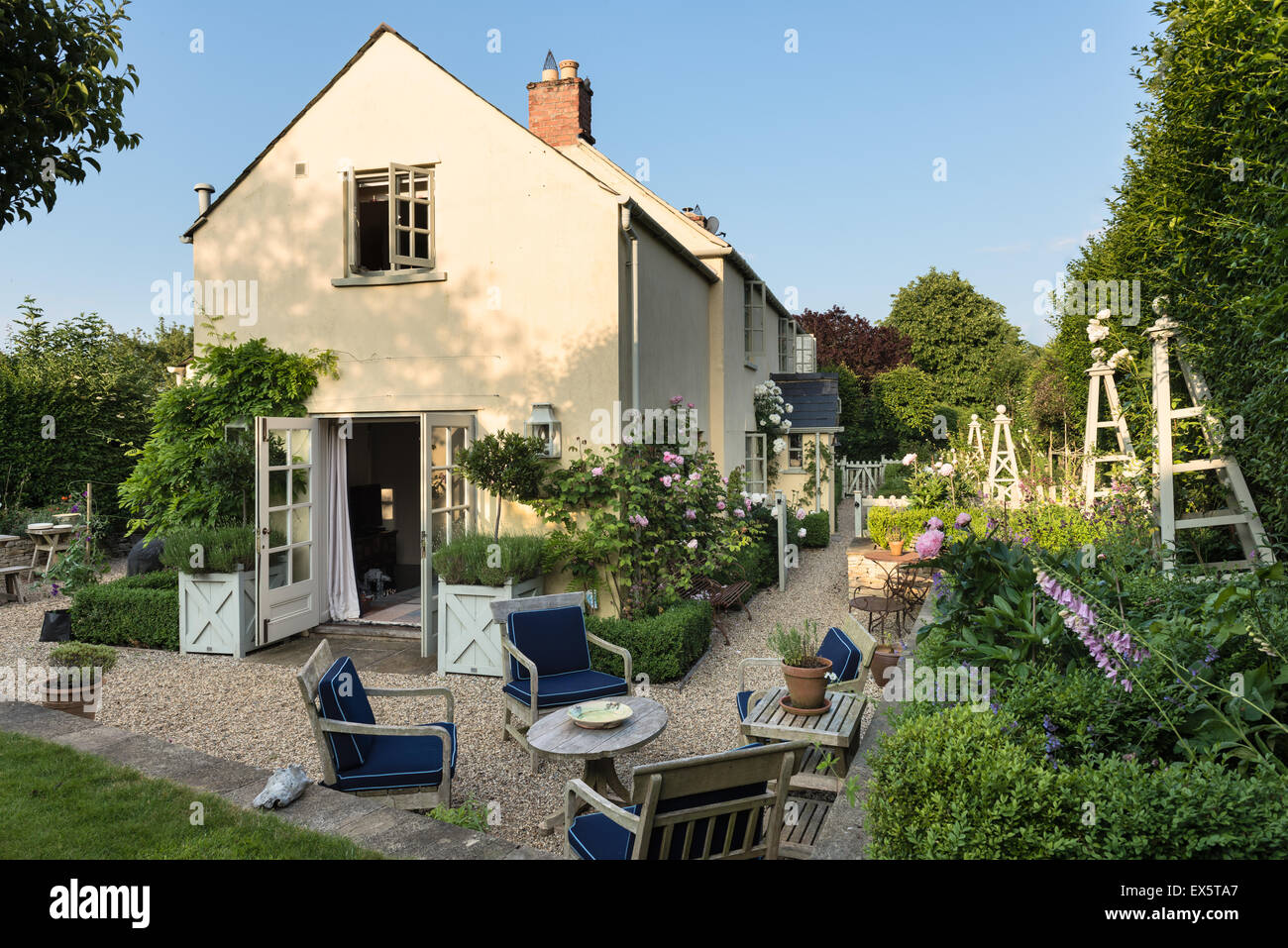 Outdoor-Möbel aus Holz im Garten des englischen Landhaus Stockfoto