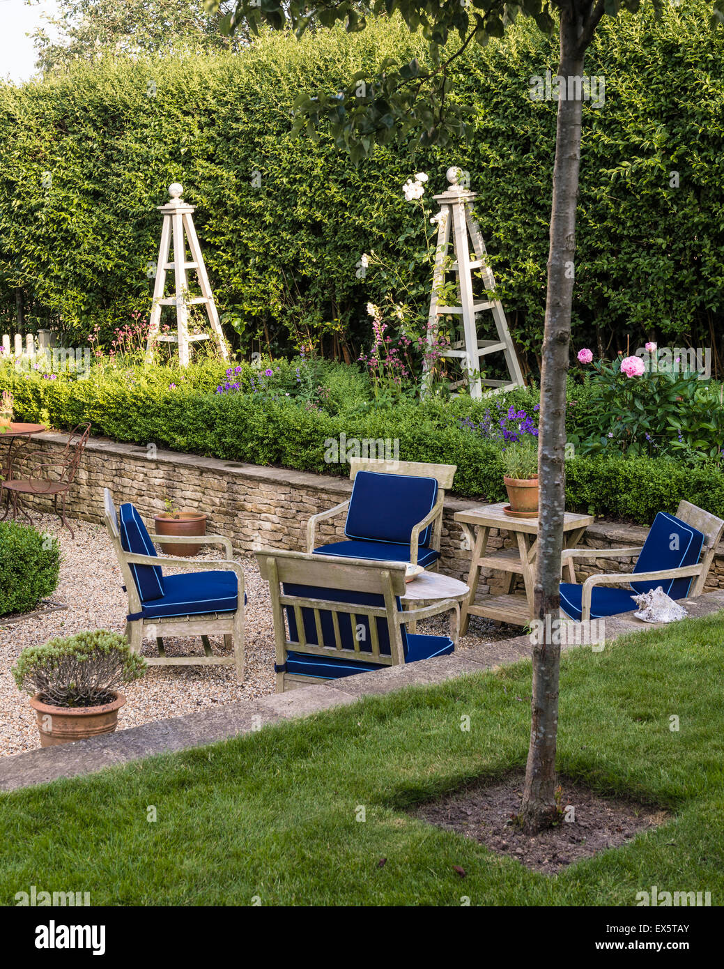 Outdoor-Möbel aus Holz im Garten Stockfoto