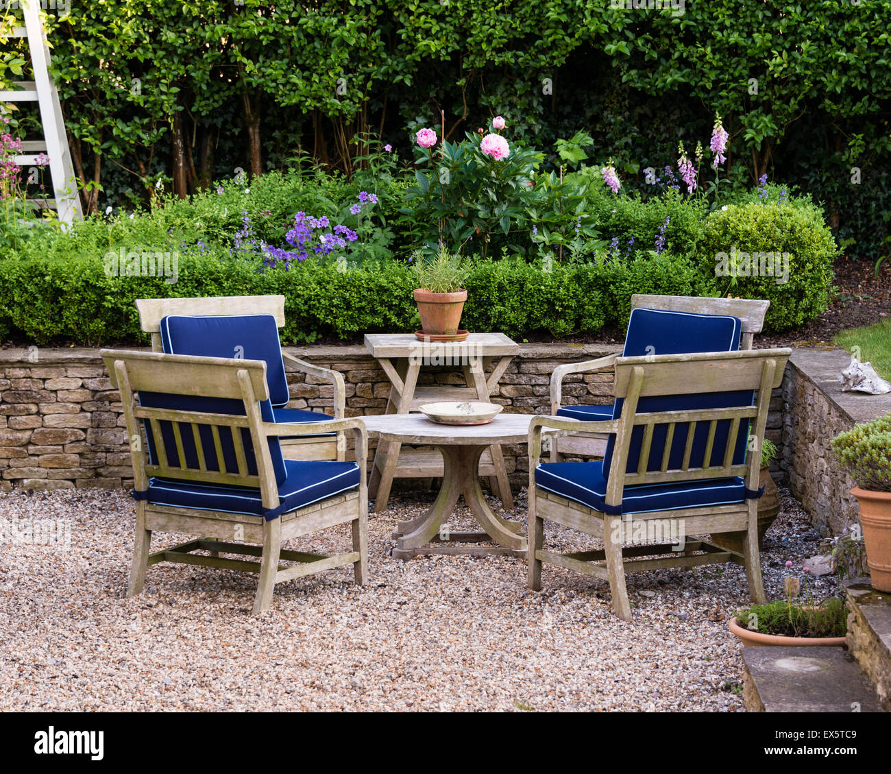 Outdoor-Möbel aus Holz im Garten Stockfoto