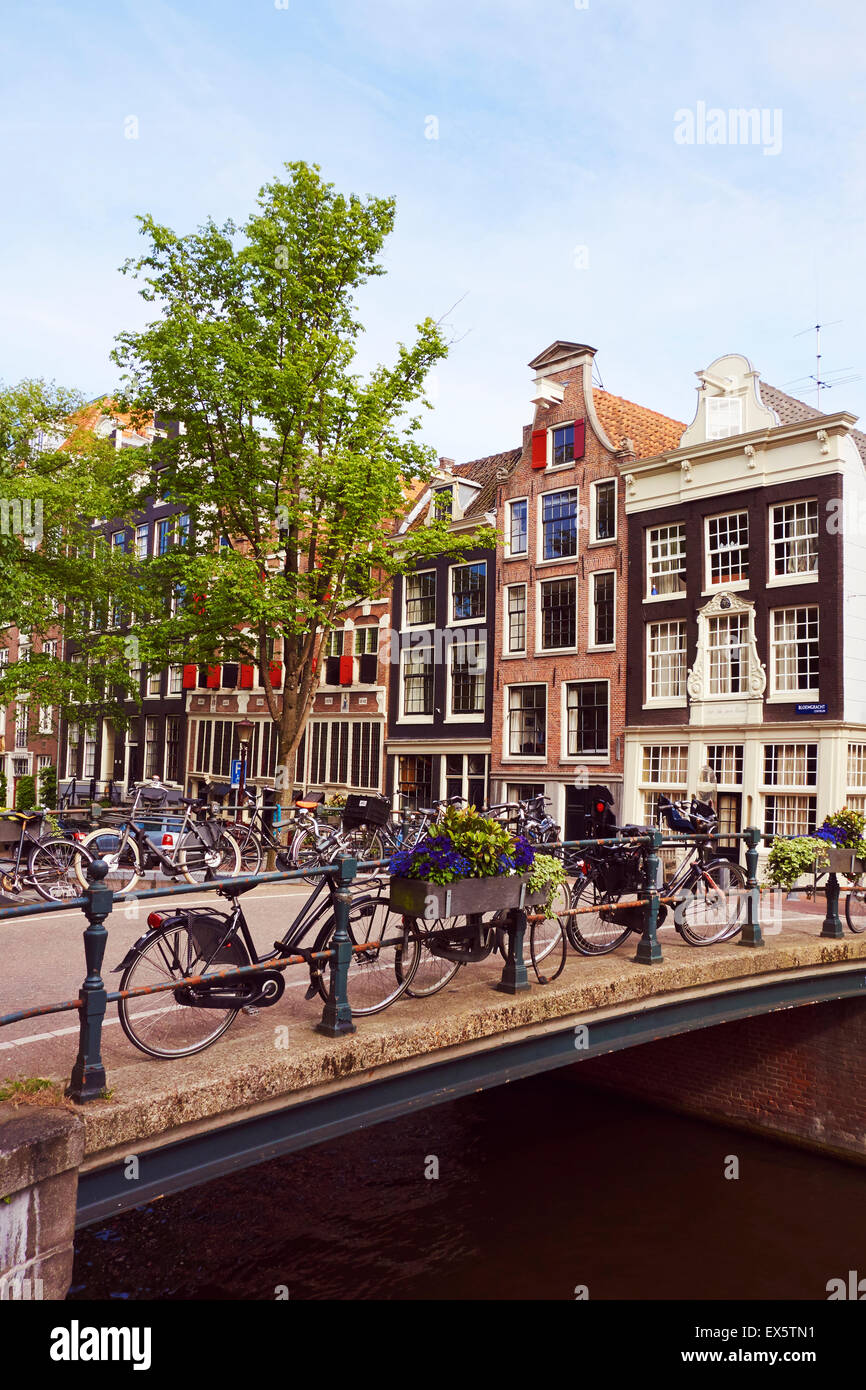 Eine typische Amsterdam Canal bridge Szene mit Fahrrädern, die in der Neun Straßen Stadtteil von Amsterdam, Niederlande, EU. Stockfoto