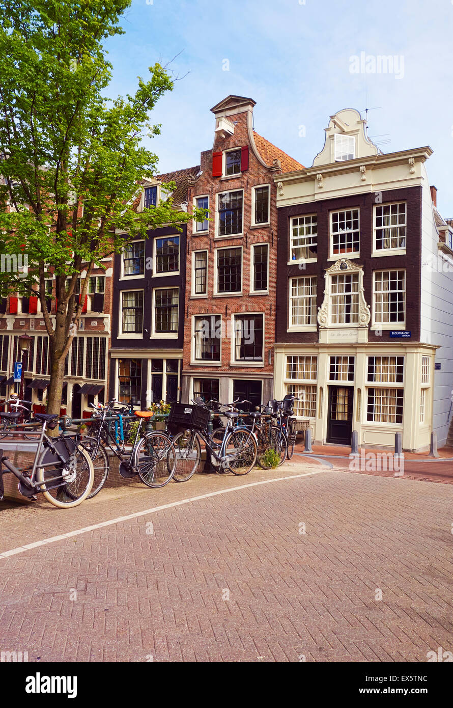 Typische Canalside beherbergt und Fahrräder in der neun Straßen von Amsterdam, Niederlande, EU. Stockfoto