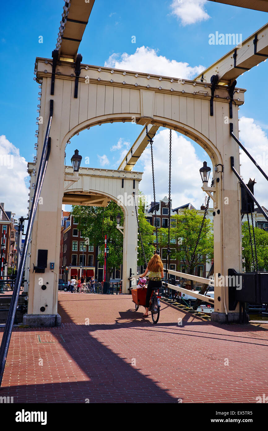Die Magere Brug (Magere Brücke) über den Fluss Amstel in Amsterdam, Niederlande, Mitteleuropa. Stockfoto