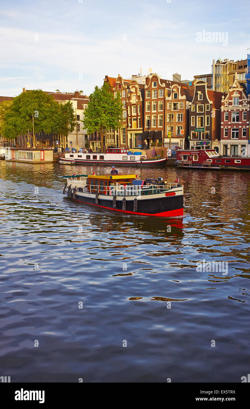 Eine historische Motorboot vorbei an den Oudeschans Kanal in Amsterdam, Niederlande, EU. Stockfoto