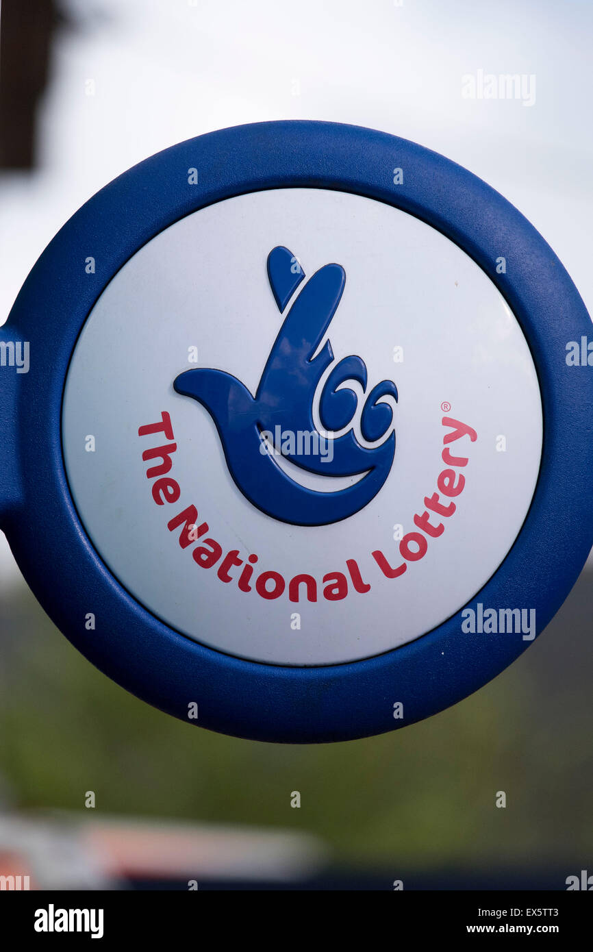 Die National Lottery Zeichen Logo in einem Shop Lottoscheine verkauft. Stockfoto