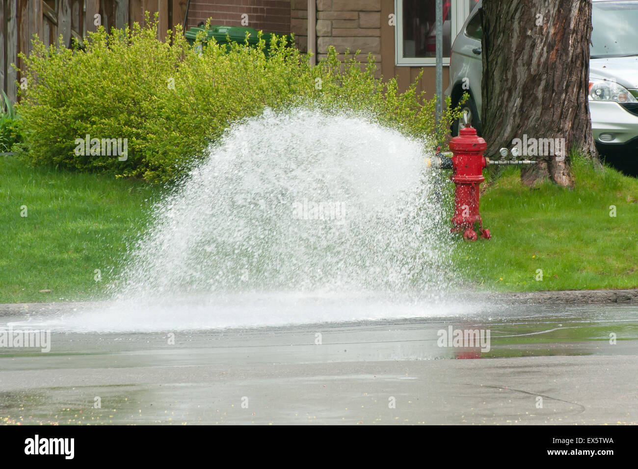 Geöffnete Hydranten Stockfoto