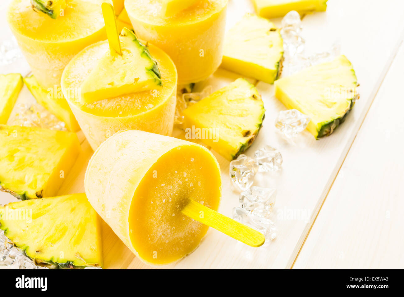 Hausgemachte kalorienarm Eis am Stiel mit Mando, Ananas- und Cocconut ... Hausgemachte kalorienarm Eis am Stiel mit Mando, Ananas- und Cocconut ...