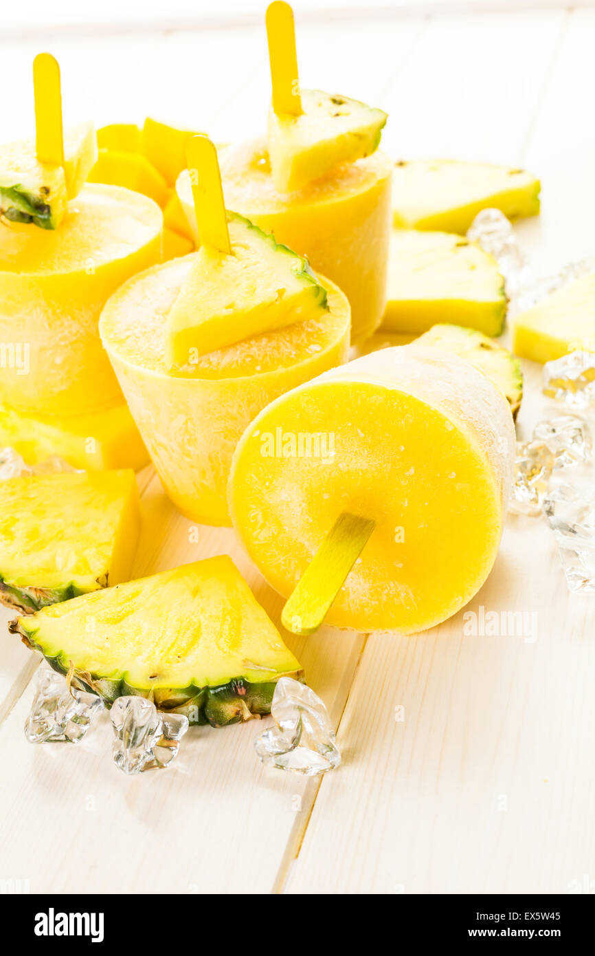 Hausgemachte kalorienarm Eis am Stiel mit Mando, Ananas- und Cocconut ... Hausgemachte kalorienarm Eis am Stiel mit Mando, Ananas- und Cocconut ...