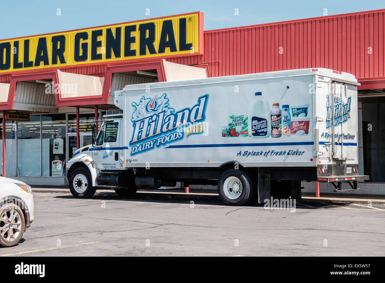 Ein Lieferwagen Hiland liefert Milchprodukte ein Dollar General Store in Oklahoma City, Oklahoma, USA. Stockfoto