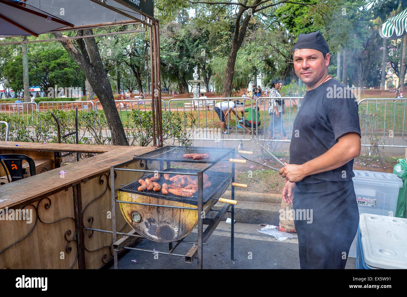 BELO HORIZONTE, BRASILIEN-5. JULI 2015; Traditionelle Speisen und Getränke auf Gastronomie Woche am Freiheitsplatz in Belo Horizonte. Stockfoto