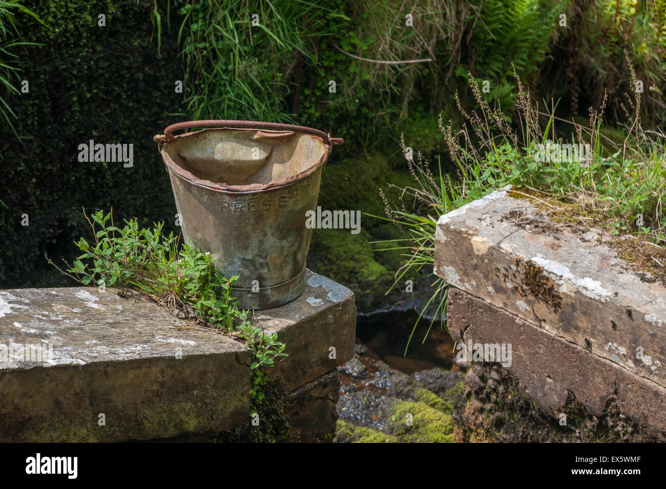 Alten Eimer Wasseraufnahme bei Costy Clough Stockfoto