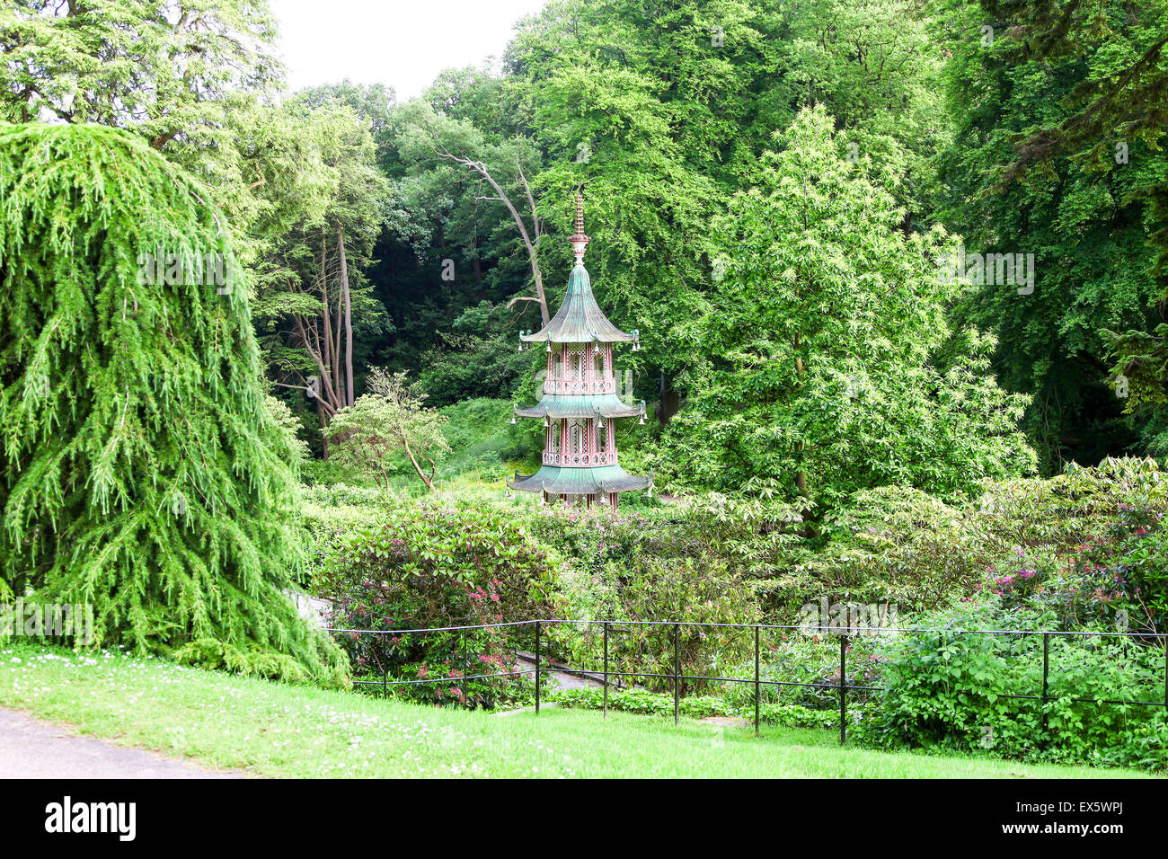 Chinesische Pagode Brunnen bei Alton Towers Estate Theme Park Gardens Staffordshire England UK Stockfoto