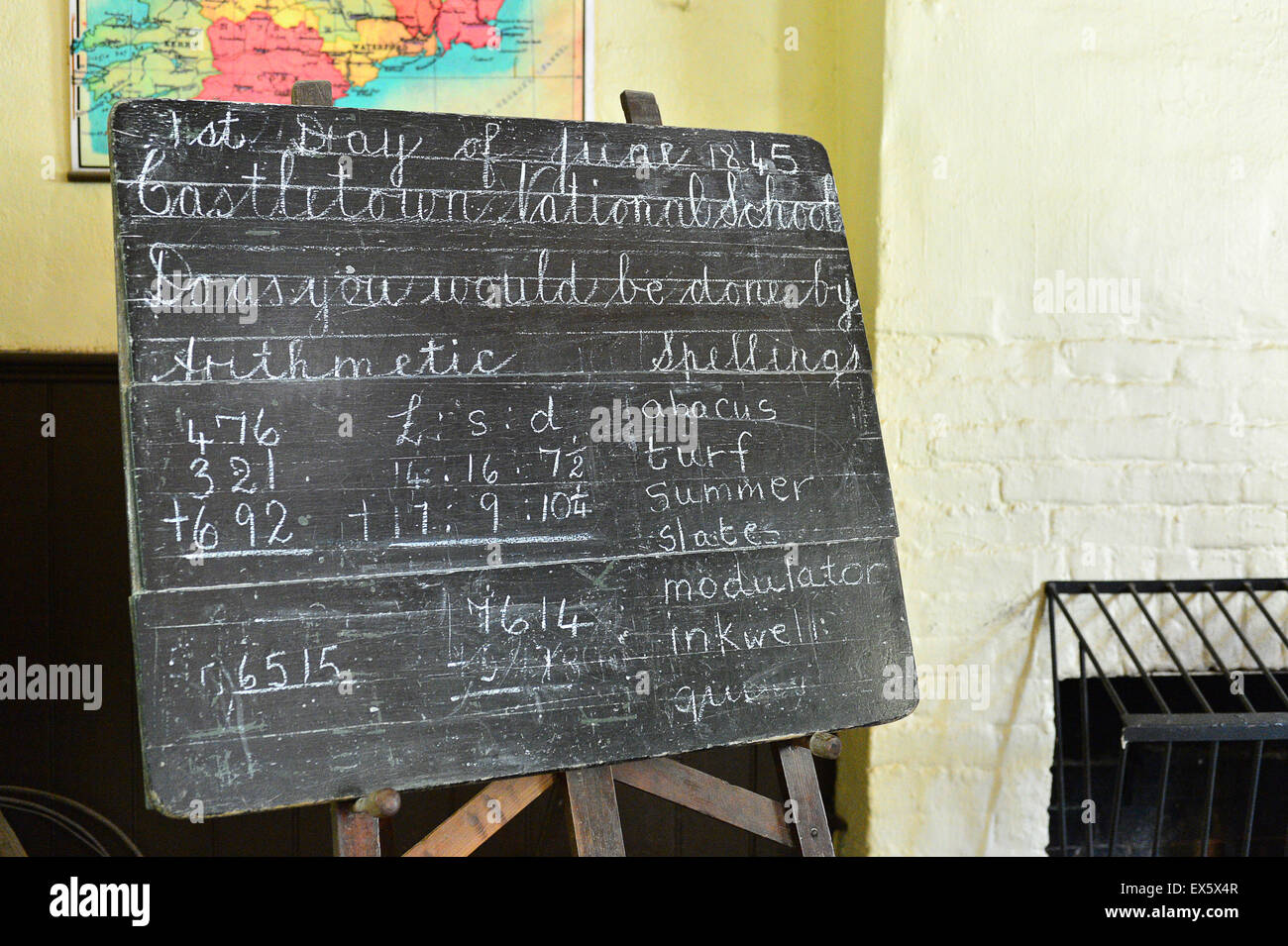 Innenraum des 19. Jahrhunderts, Irish National School House an der Ulster American Folk Park Stockfoto