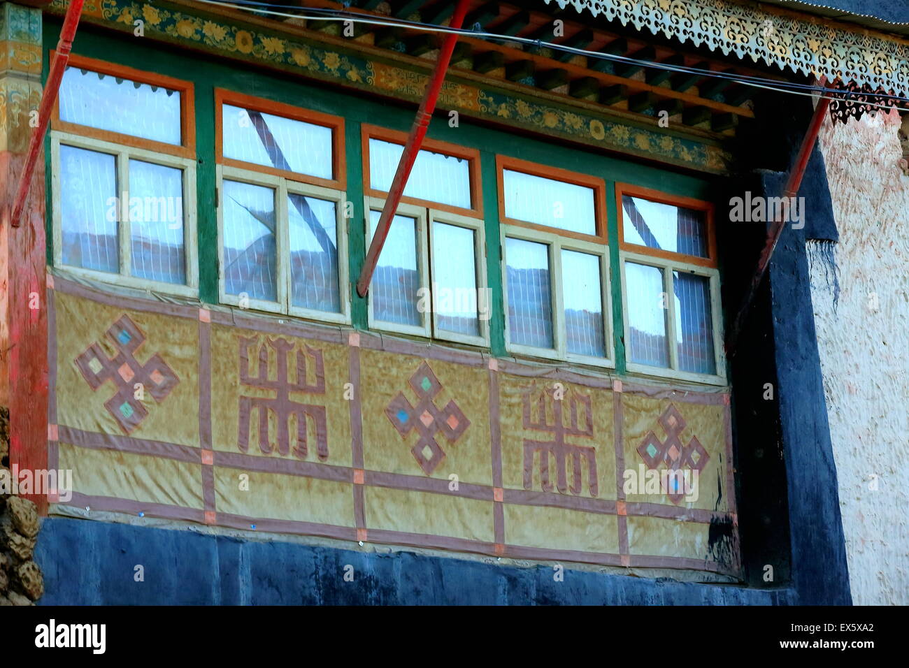 Geschnitzte Holz-Fenster mit Ashtamangala-buddhistische Symbole - Shrivatsa-Dpal Beu-endlose Knoten und Padma-Padme Lotus. Gyantse-Tibet. Stockfoto