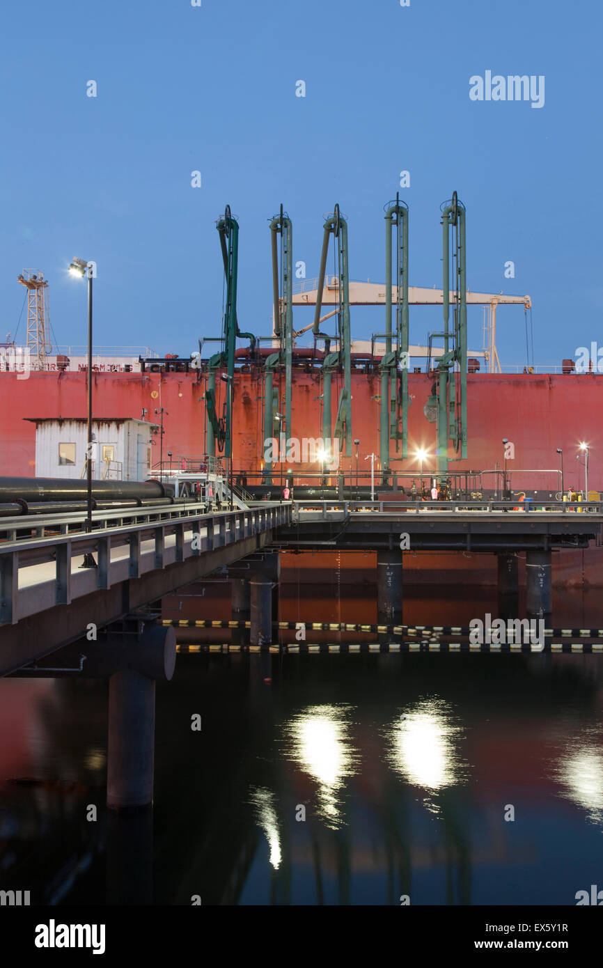 Öl-Tanker in der Nacht Stockfoto