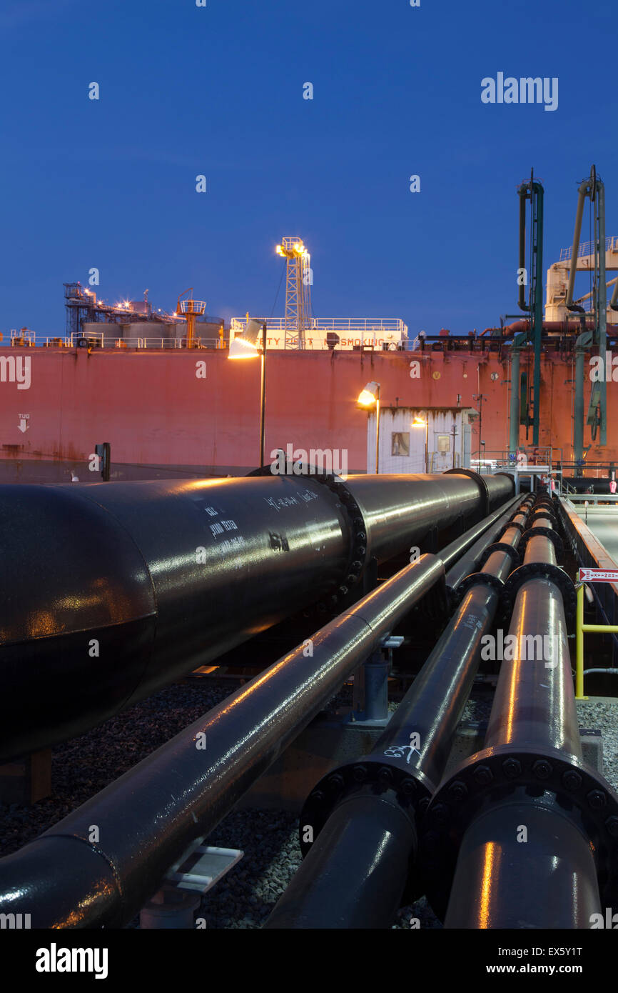 Öl-Tanker nachts angedockt Stockfoto