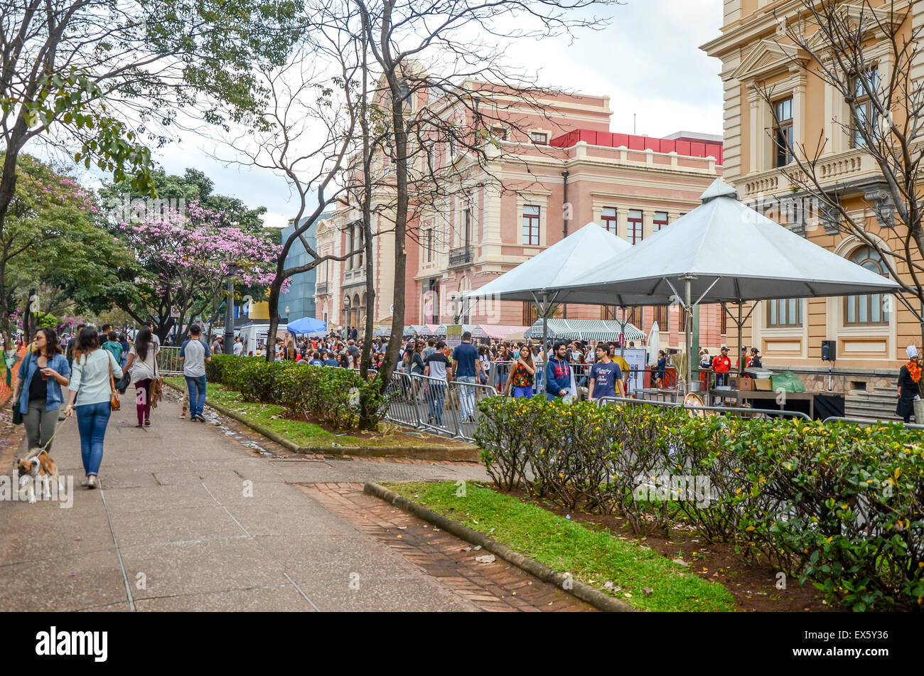 BELO HORIZONTE, BRASILIEN-5. JULI 2015; Traditionelle Speisen und Getränke auf Gastronomie Woche am Freiheitsplatz in Belo Horizonte. Stockfoto