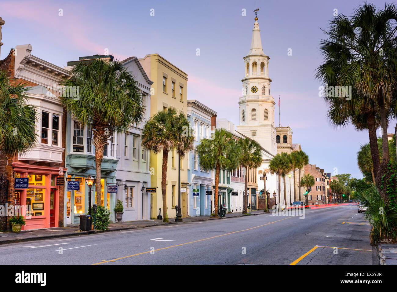 Geschäfte säumen Broad Street in der französischen Viertel von Charleston, South Carolina, USA. Stockfoto
