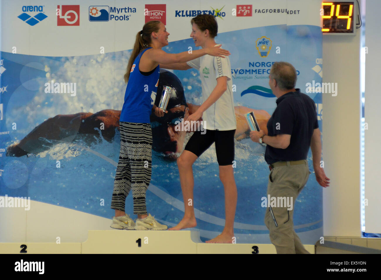 Bergen Norwegen 7 Juli 2015 Cecilie Johannessen Und Henrik Christiansen Gewinnt Das Beste Treffen Tasse Seine Majestat Der Konig Von Norwegen Bei Der Norwegischen Meisterschaft Longcourse Nach Ihren Ergebnissen In 100m Und
