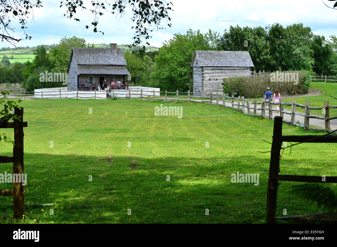 Western Pennsylvania Blockhaus (rechts) und Strassenzeichen in Ulster American Folk Park Stockfoto