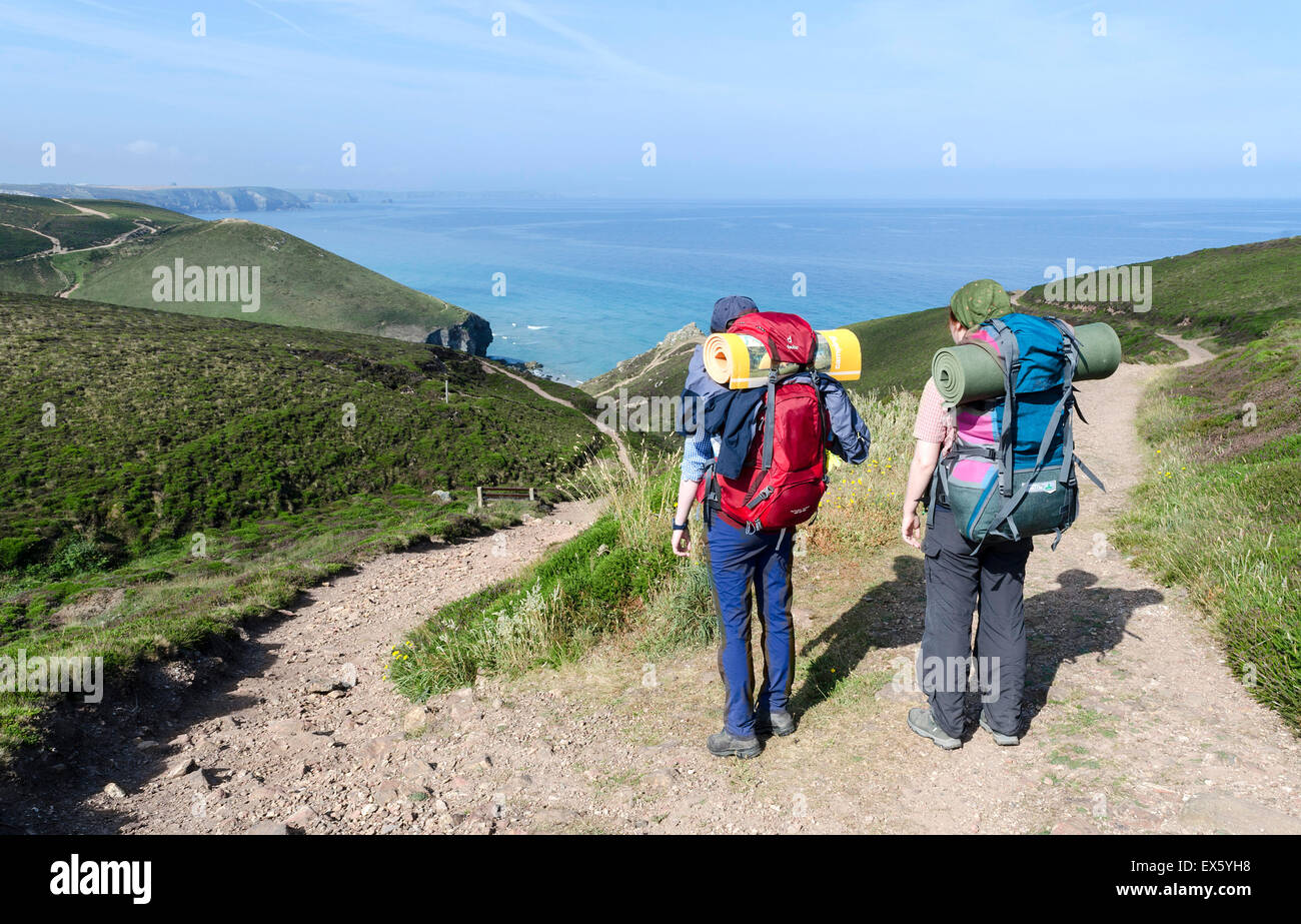 Zwei Mädchen im Teenageralter bewundern Sie die Aussicht auf dem Weg der Südwest-Küste in der Nähe von Extrameldung in Cornwall, England, UK Stockfoto