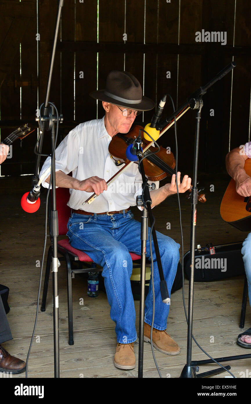 Ron Kane (aus Montana, USA), spielt die Geige an der Ulster American Folk Park Stockfoto