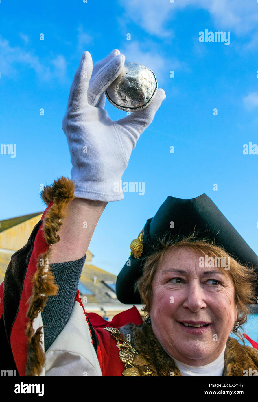 Die Oberbürgermeisterin von St.Ives in Cornwall, Großbritannien, hält den silbernen Hurling Ball auf der jährlichen Festtag feiern in der Stadt. Stockfoto