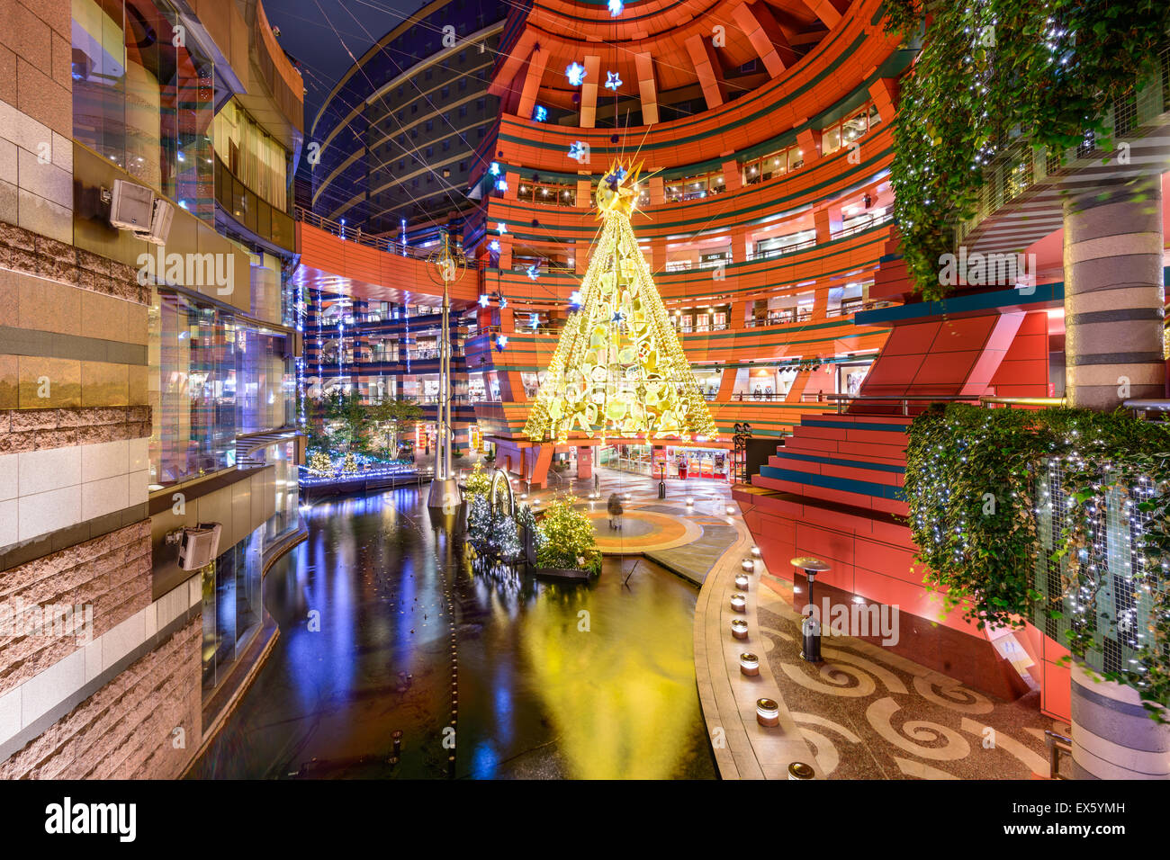 Eingang zum Canal City Geschäfte während der Ferienzeit in Fukuoka, Japan. Stockfoto