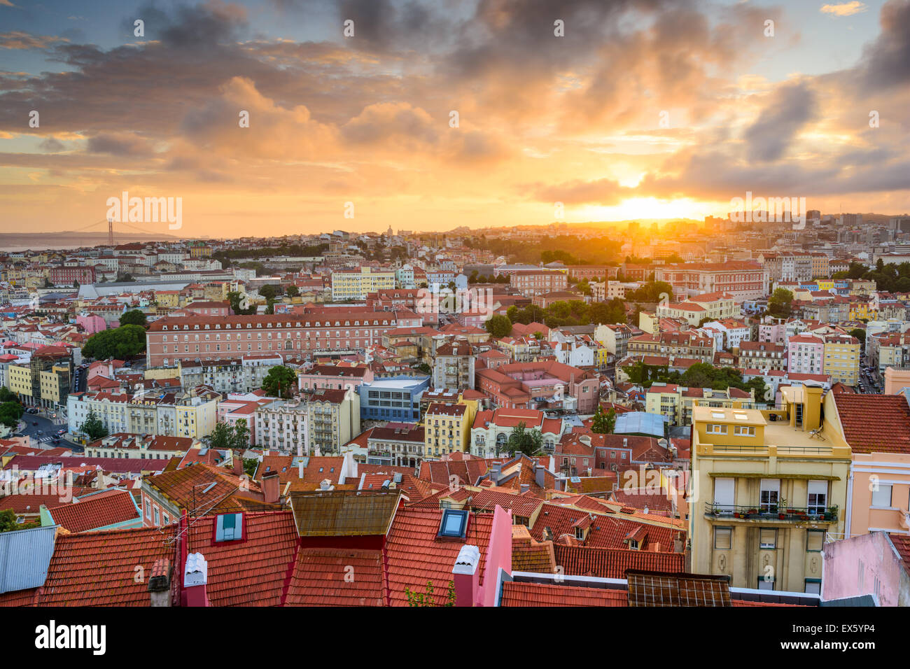 Lissabon, Portugal alte Stadt Skyline bei Sonnenuntergang. Stockfoto
