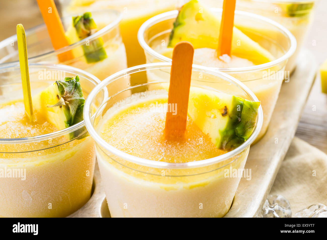 Hausgemachte kalorienarm Eis am Stiel mit Mando, Ananas- und Cocconut ... Hausgemachte kalorienarm Eis am Stiel mit Mando, Ananas- und Cocconut ...