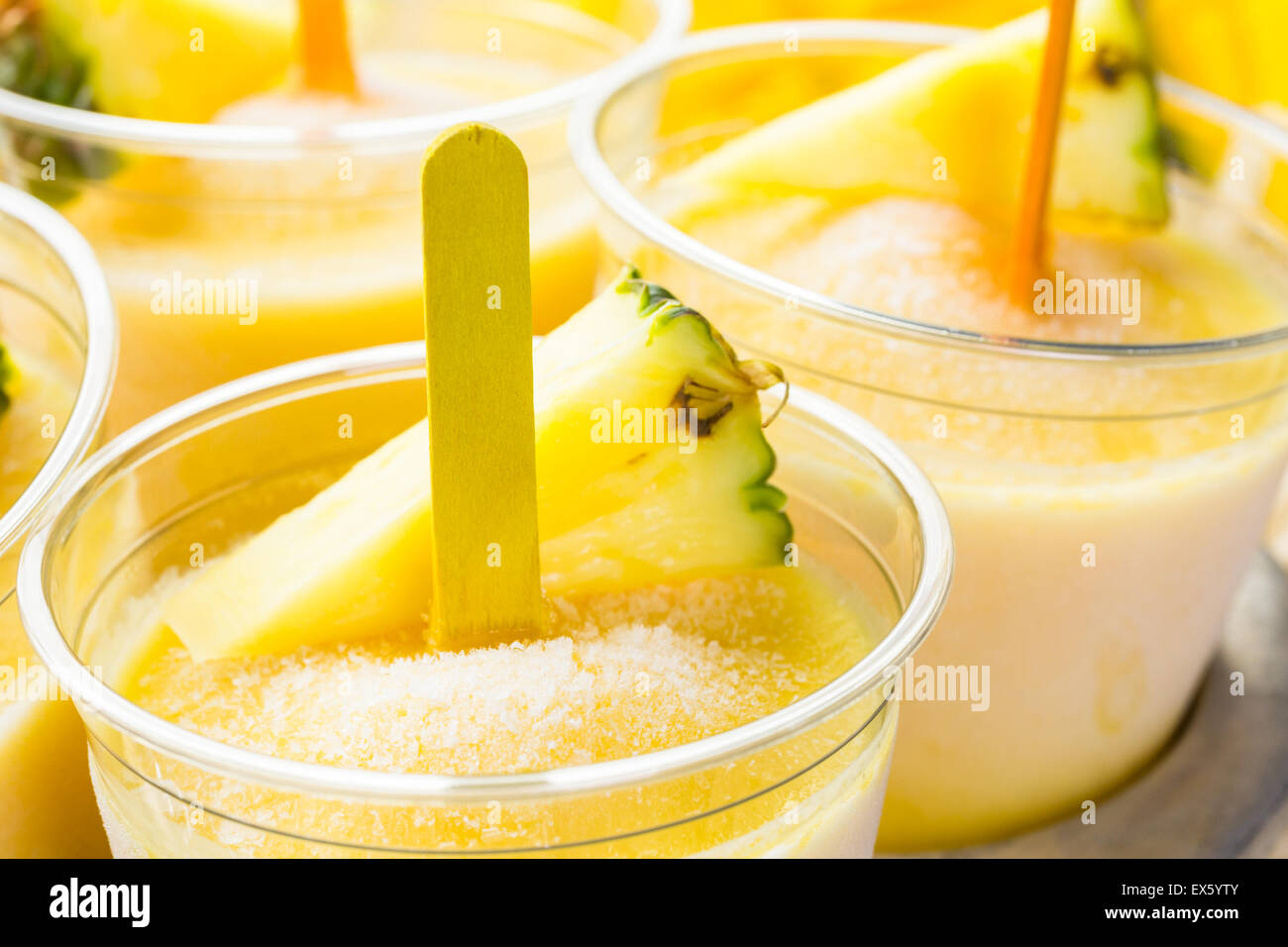 Hausgemachte kalorienarm Eis am Stiel mit Mando, Ananas- und Cocconut ...